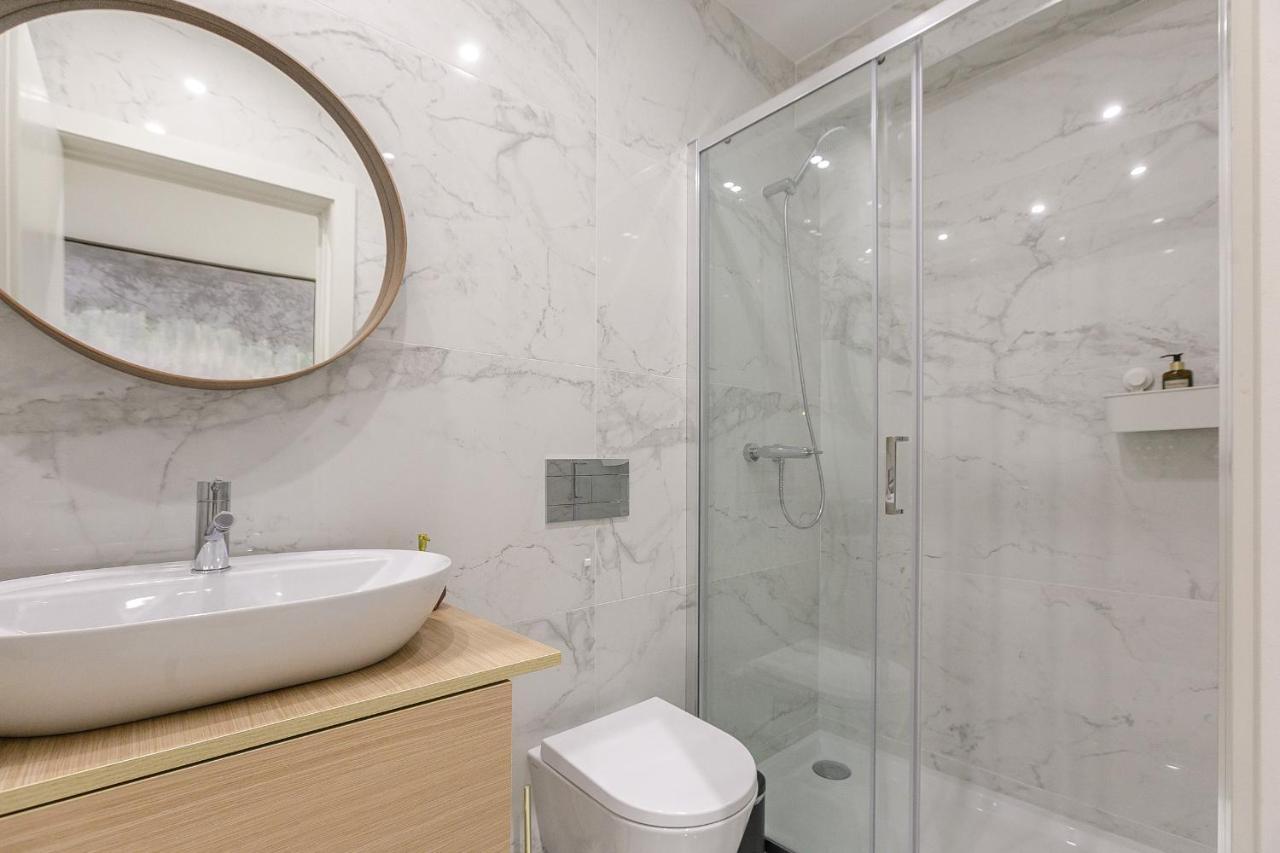 Lovelystay - Downtown Studio With Pool, Ac And Balcony Porto Exterior photo